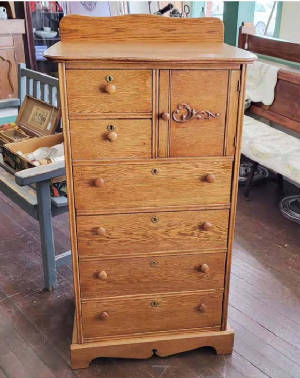 OAK BONNET CHEST