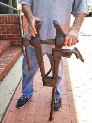 BLACKSMITH POST LEG VISE