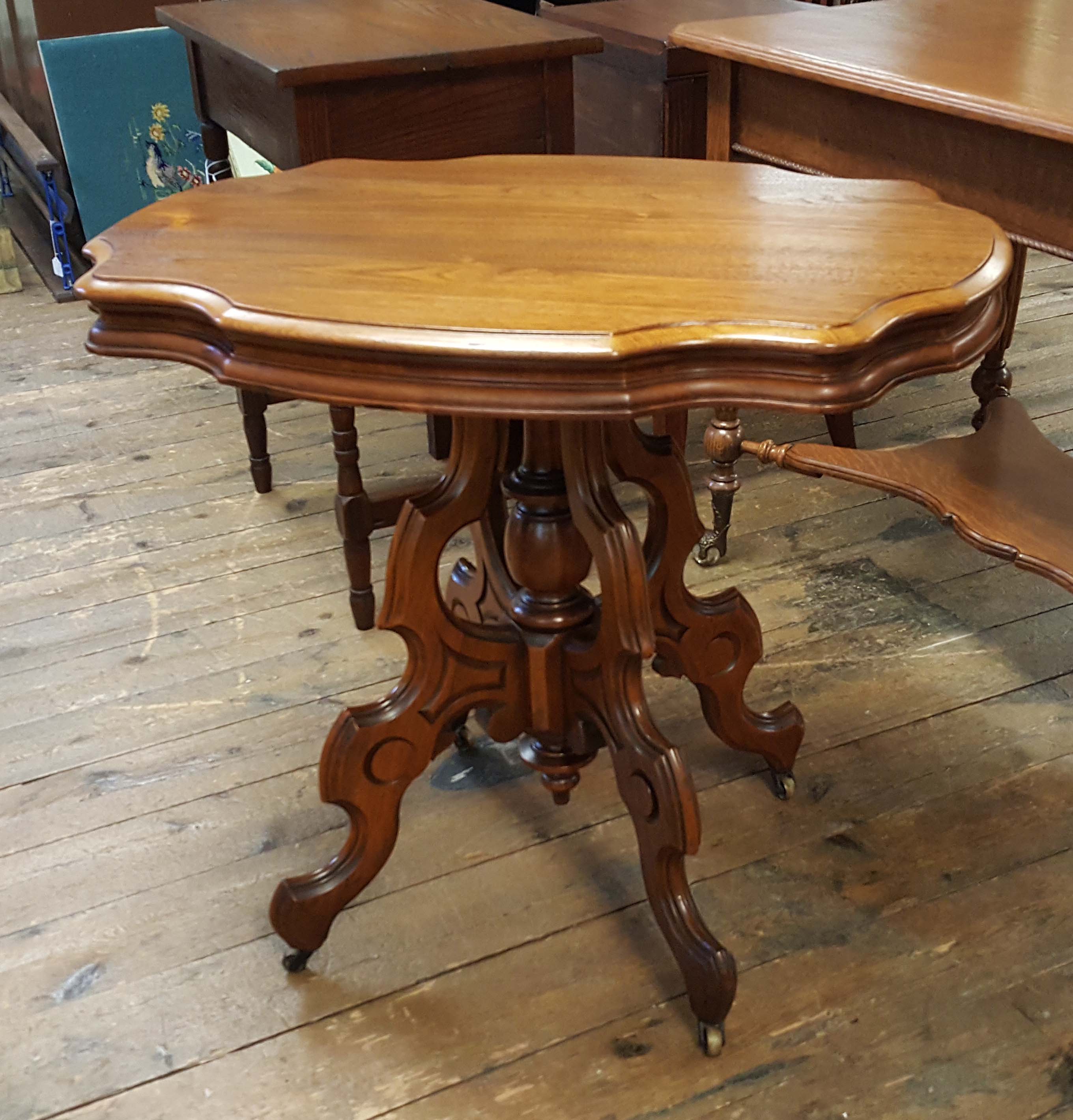 VICTORIAN WALNUT TABLE