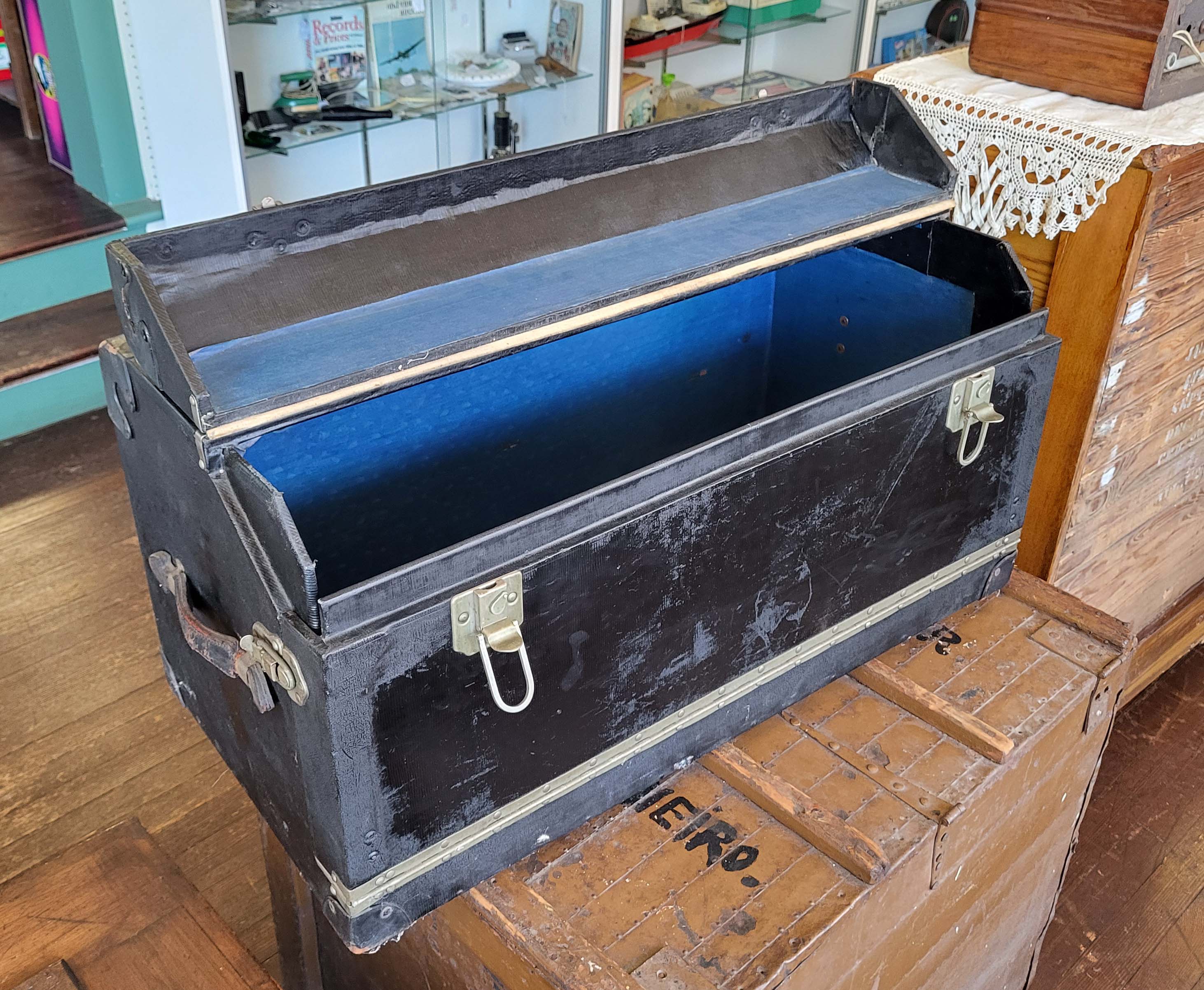 ANTIQUE CAR LUGGAGE TRUNK