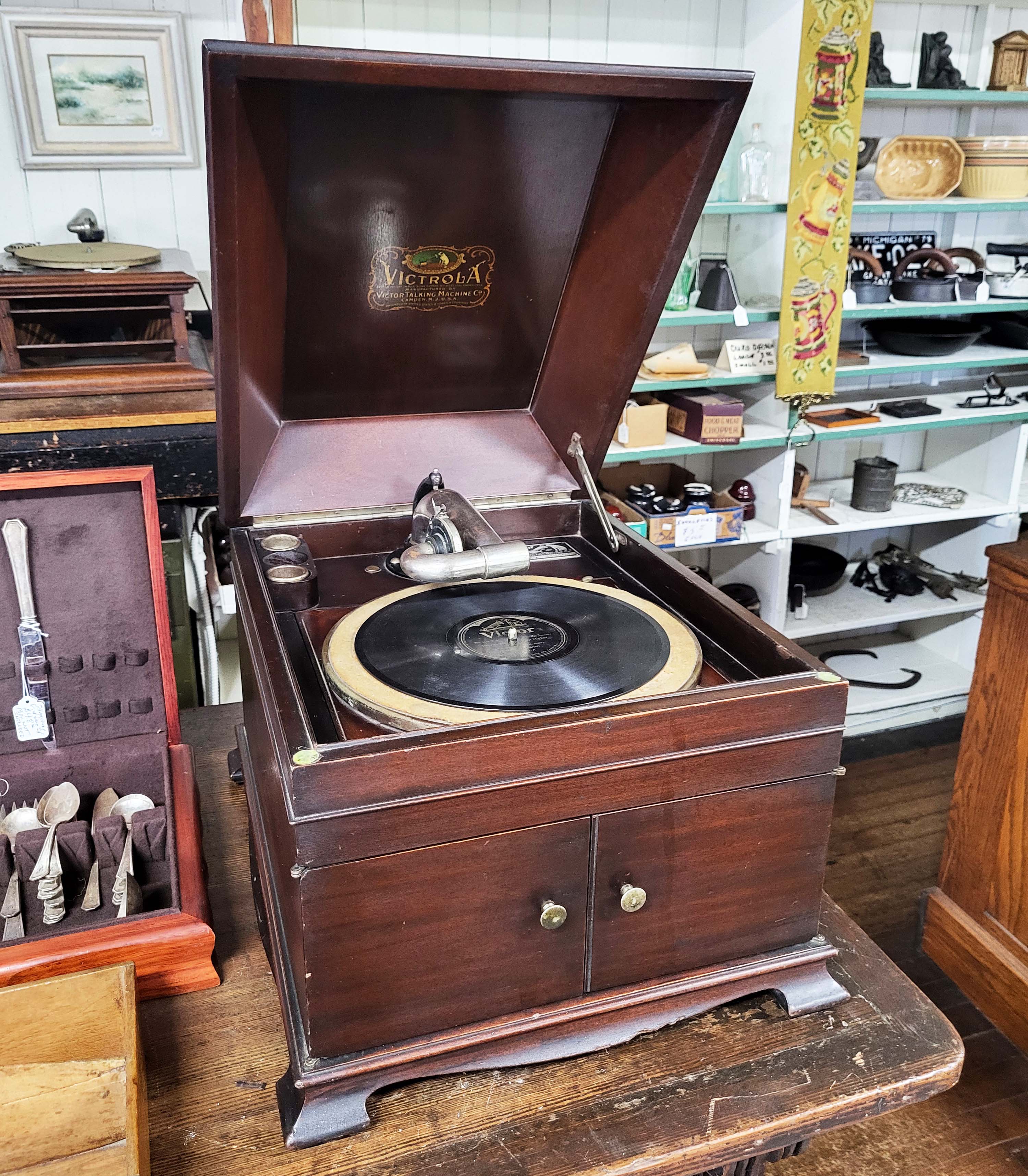 VICTOR VICTROLA TALKING MACHINE