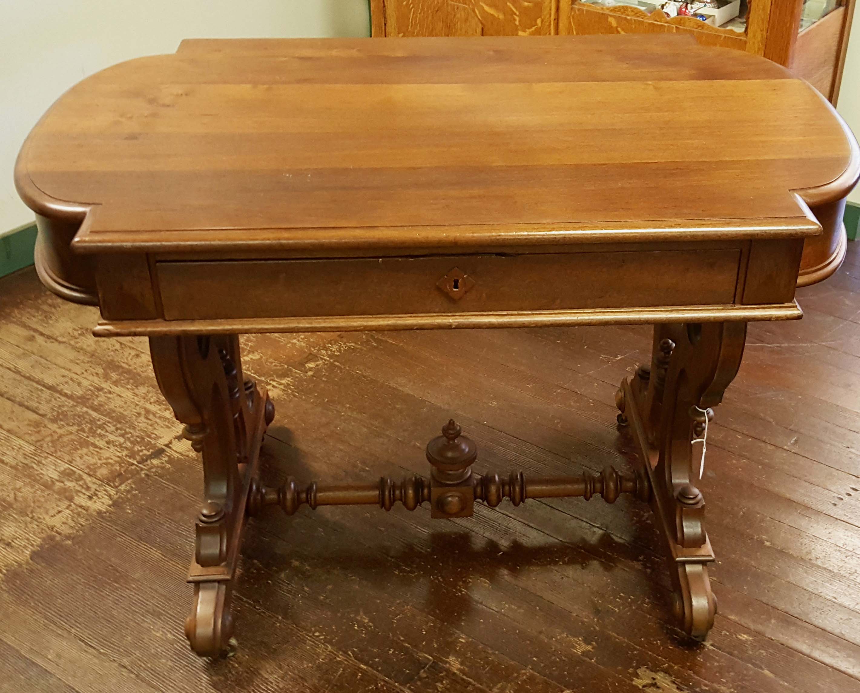 VICTORIAN WALNUT DESK